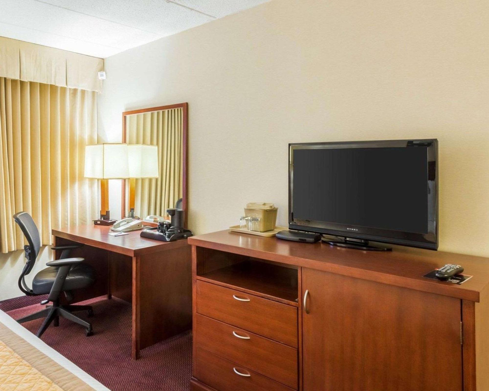 Clarion Hotel Somerset - New Brunswick Екстериор снимка