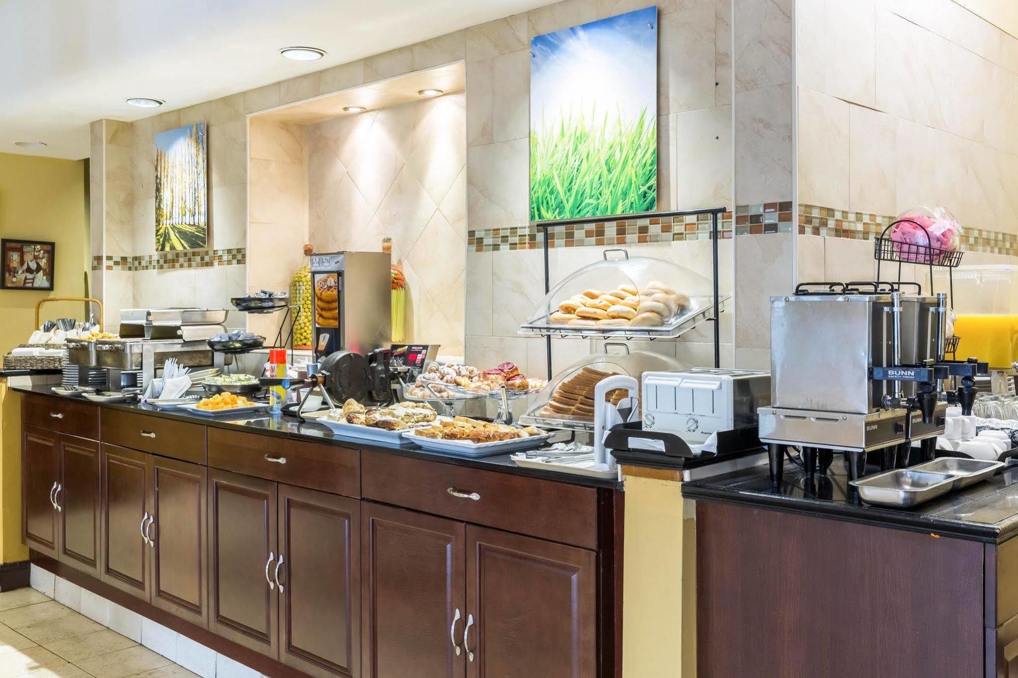Clarion Hotel Somerset - New Brunswick Екстериор снимка