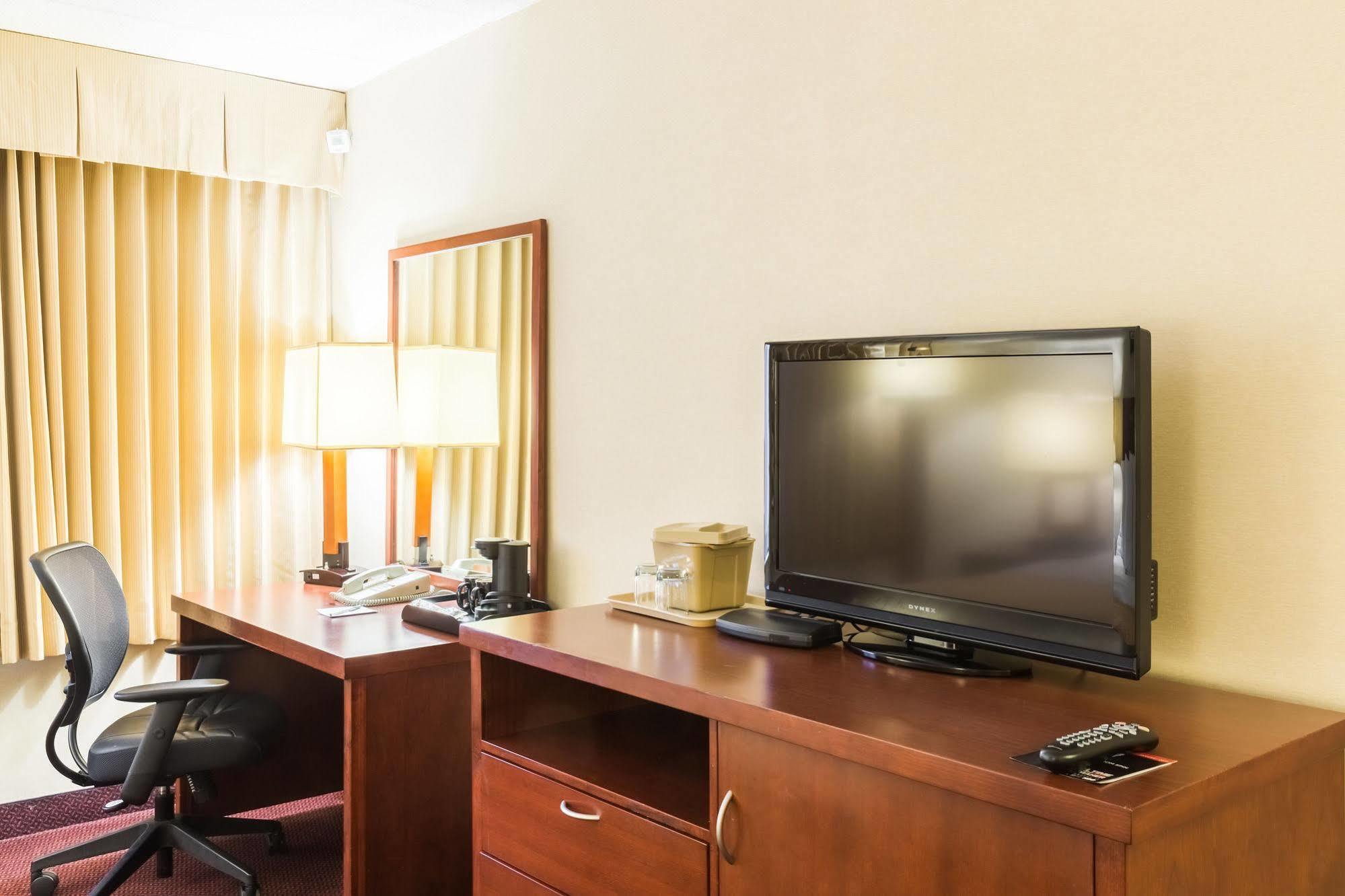 Clarion Hotel Somerset - New Brunswick Екстериор снимка